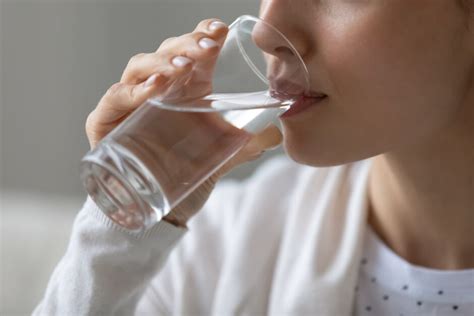 朝水|朝一番に水を飲むべき？医師によると、水には6つの健康上の利。